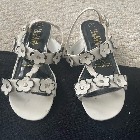Vintage Little Girl Flower Sandals - Picture 2 of 11